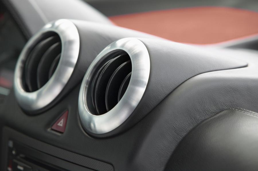 Детали интерьера Peugeot 1007 RC Concept 2004 года  (фото 2 из 35)